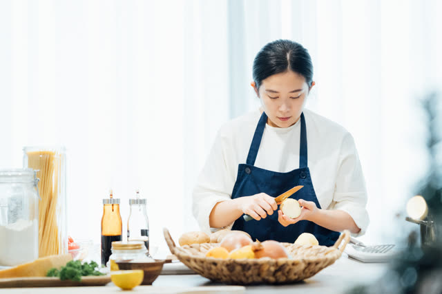 Tati 在廚房備料