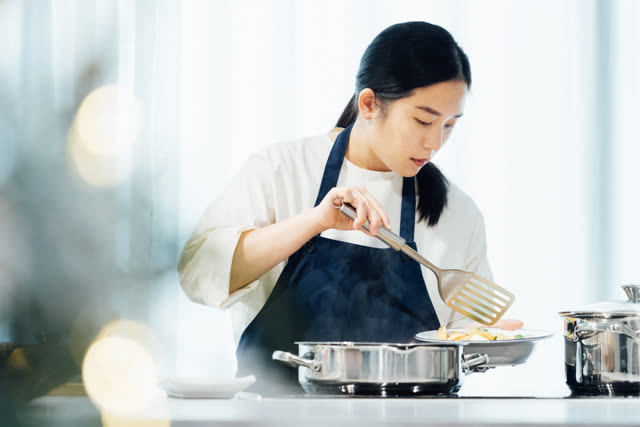 Tati 在爐前煮食