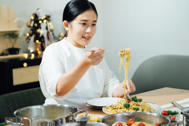 Tati 坐下來吃自己做的義大利麵