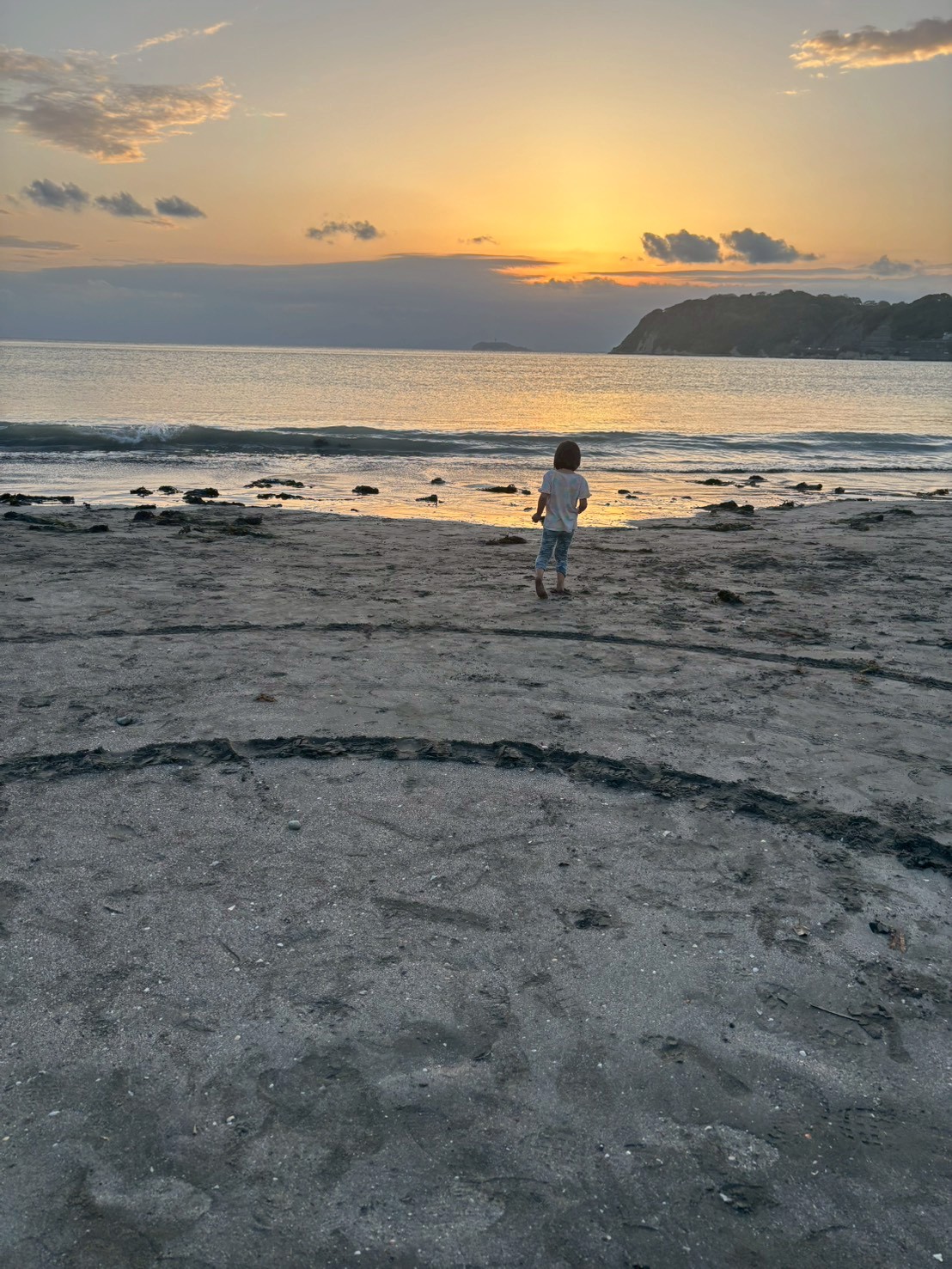 孩子在海邊看夕陽